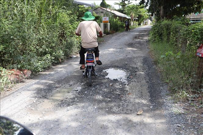 Hiện trạng mặt đường xuống cấp gây mất ann toàn giao thông. Ảnh: Minh Trí - TTXVN