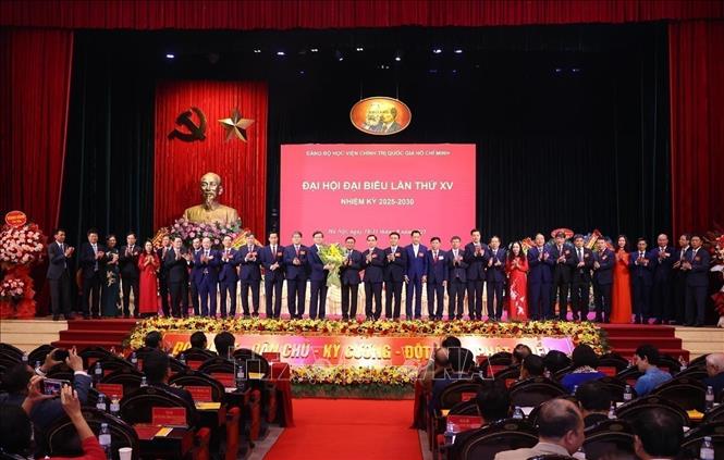 Đồng chí Trần Cẩm Tú chúc mừng Ban Chấp hành Đảng bộ Học viện Chính trị quốc gia Hồ Chí Minh nhiệm kỳ 2025 – 2030. Ảnh: Văn Điệp – TTXVN