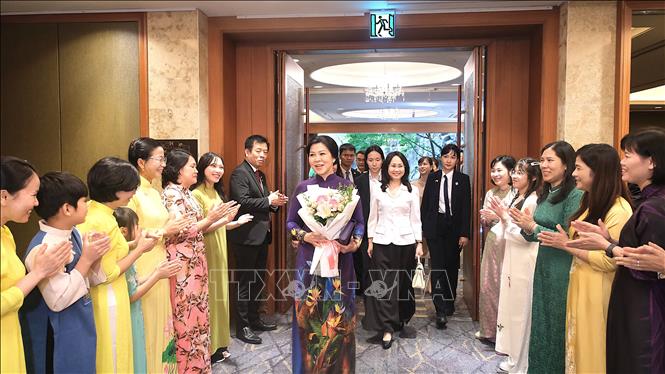 Các cô dâu chào đón Phu nhân Ngô Phương Ly. Ảnh: Khánh Vân - PV TTXVN tại Hàn Quốc