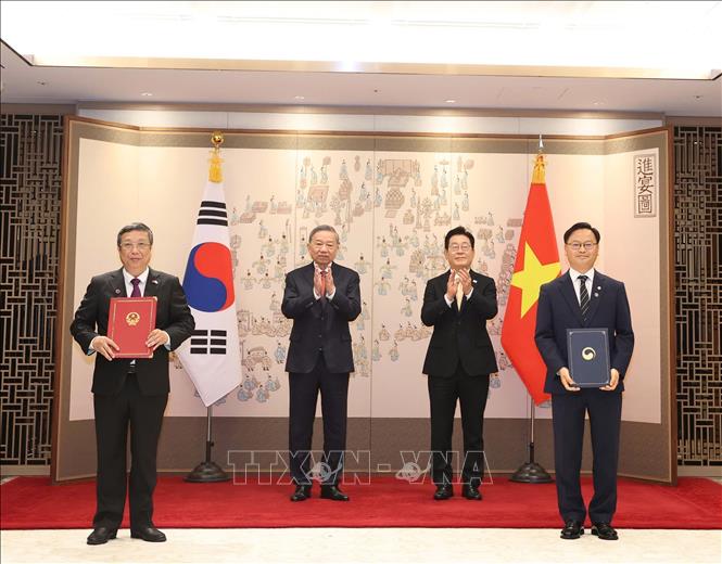 Tổng Bí thư Tô Lâm và Tổng thống Hàn Quốc Lee Jae Myung chứng kiến lễ trao Bản ghi nhớ về hợp tác nghề cá giữa Bộ Nông nghiệp và Môi trường Việt Nam và Bộ Thủy sản và Đại dương Hàn Quốc. Ảnh: Thống Nhất – TTXVN