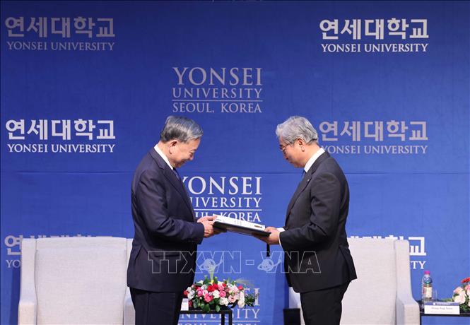 Tổng Bí thư Tô Lâm nhận bằng Tiến sĩ danh dự của Trường Đại học Yonsei. Ảnh: Thống Nhất - TTXVN 