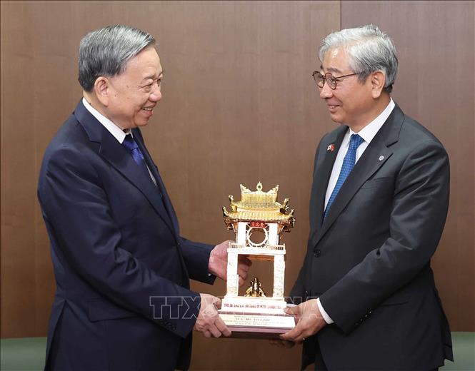 Tổng Bí thư Tô Lâm tặng quà lưu niệm cho Trường Đại học Yonsei. Ảnh: Thống Nhất - TTXVN