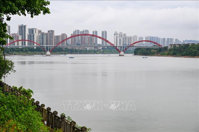 Nước sông Jialing tại quận Hợp Xuyên, thành phố Trùng Khánh, Trung Quốc dâng cao ngày 11/8/2025. Ảnh: THX/TTXVN