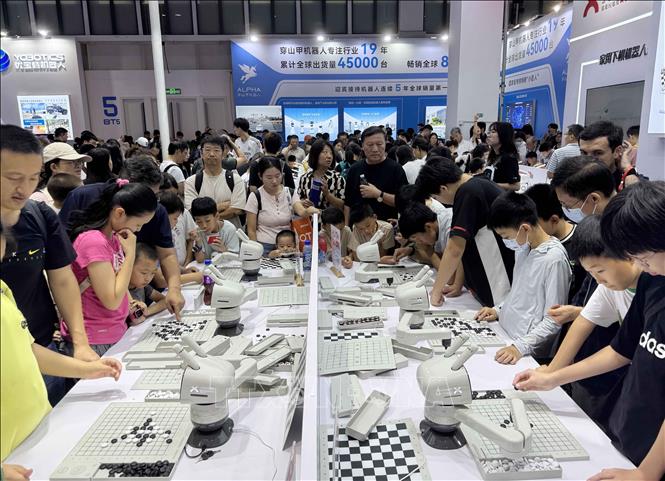 Robot có thể chơi cờ tướng, cờ vua… Ảnh: Công Tuyên - PV TTXVN tại Trung Quốc