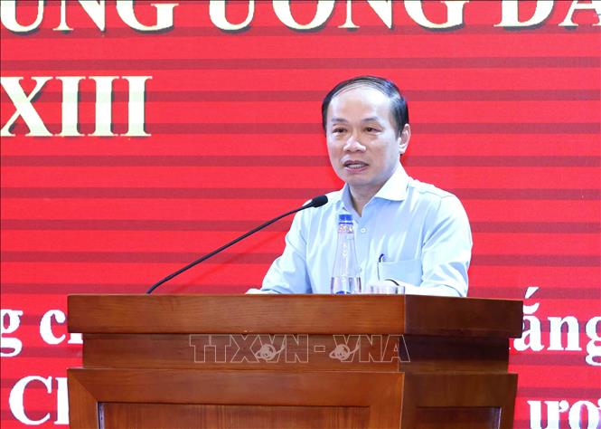 Đồng chí Phạm Tất Thắng, Uỷ viên Trung ương Đảng, Phó Trưởng Ban Tuyên giáo và Dân vận Trung ương thông báo nhanh kết quả Hội nghị lần thứ 12 Ban Chấp hành Trung ương Đảng. Ảnh: Phương Hoa – TTXVN