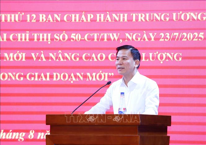 Đồng chí Đỗ Trọng Hưng, Uỷ viên Trung ương Đảng, Phó Trưởng Ban Tổ chức Trung ương quán triệt về nội dung Chỉ thị số 50-CT/TW của Ban Bí thư. Ảnh: Phương Hoa - TTXVN