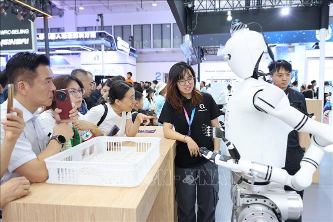 Robot giao lưu với khách tham quan. Ảnh: Công Tuyên - PV TTXVN tại Trung Quốc