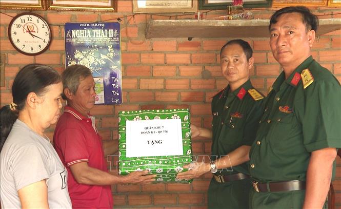 Đoàn Kinh tế -Quốc phòng 778 thăm hỏi, tặng quà và sổ tiết kiệm cho gia đình ông Nguyễn Thanh Diệu tại thôn 1 (xã Đa Kia) nhân dịp Ngày Thương binh-Liệt sĩ. Ảnh: K GỬIH-TTXVN 

