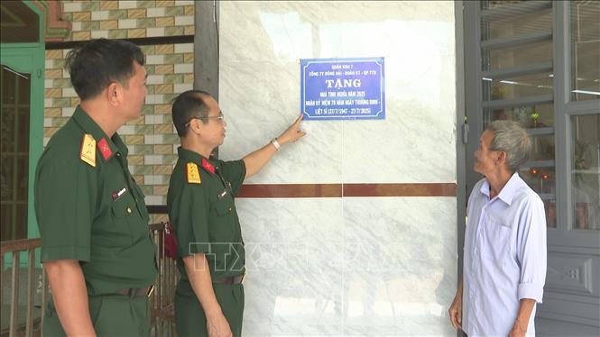 Đoàn Kinh tế-Quốc phòng 778 thăm và động viên gia đình chính sách ông Nguyễn Hoàng Linh (73 tuổi) tại thôn 1 (xã Đa Kia) trong căn nhà đã được hỗ trợ xây dựng. Ảnh: K GỬIH-TTXVN 

