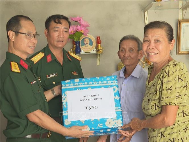 Tặng quà hộ nghèo trên địa bàn tỉnh. Ảnh: K GỬIH-TTXVN 

