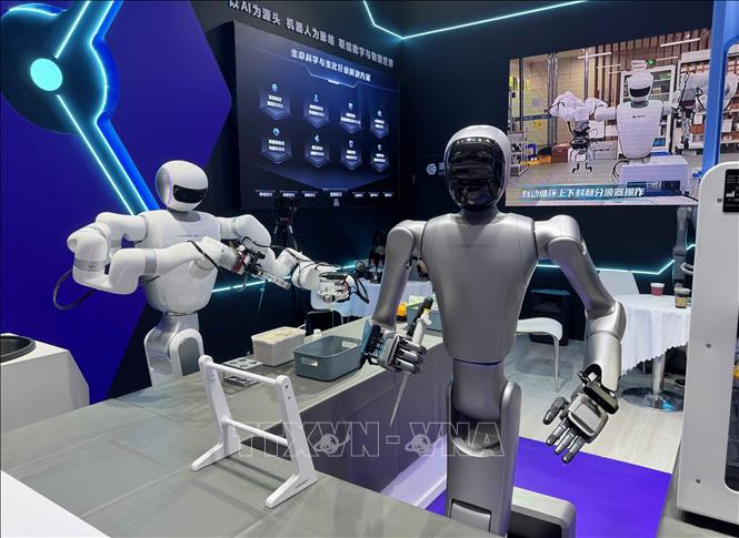 Robot hỗ trợ công tác nghiên cứu khoa học. Ảnh: Công Tuyên - PV TTXVN tại Trung Quốc