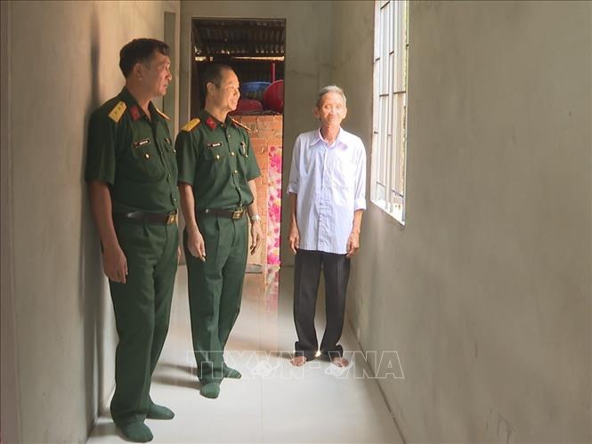 Đoàn Kinh tế-Quốc phòng 778 thăm và động viên gia đình chính sách ông Nguyễn Hoàng Linh (73 tuổi) tại thôn 1 (xã Đa Kia) trong căn nhà đã được hỗ trợ xây dựng. Ảnh: K GỬIH-TTXVN 
