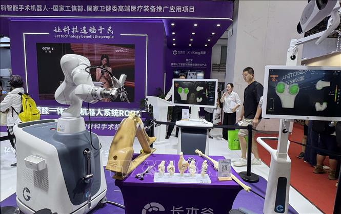 Robot phục vụ trong y tế. Ảnh: Công Tuyên - PV TTXVN tại Trung Quốc