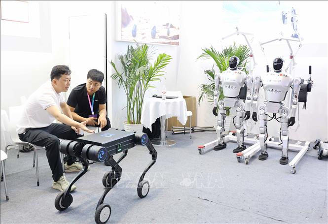 Robot hỗ trợ công tác tuần tra. Ảnh: Công Tuyên - PV TTXVN tại Trung Quốc