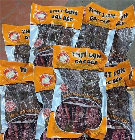 Thực phẩm thành phẩm được đóng gói sẵn, in mã QR và chứng nhận HACCP không hợp lệ. Ảnh: TTXVN phát