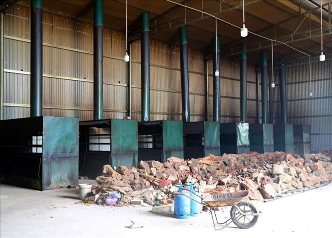 9 lò xấy không đảm bảo vệ sinh an toàn thực phẩm được sử dụng để sấy thịt. Ảnh: TTXVN phát