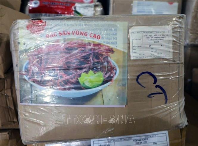 Bao bì nhãn mác “Đặc sản vùng cao” nhưng nguyên liệu chủ yếu là hàng không đảm bảo chất lượng. Ảnh: TTXVN phát