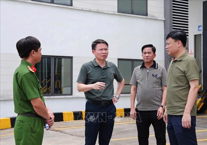 Thiếu tướng Nguyễn Minh Tuấn, Giám đốc Công an tỉnh Phú Thọ trực tiếp kiểm tra, chỉ đạo các đơn vị phá án. Ảnh: TTXVN phát