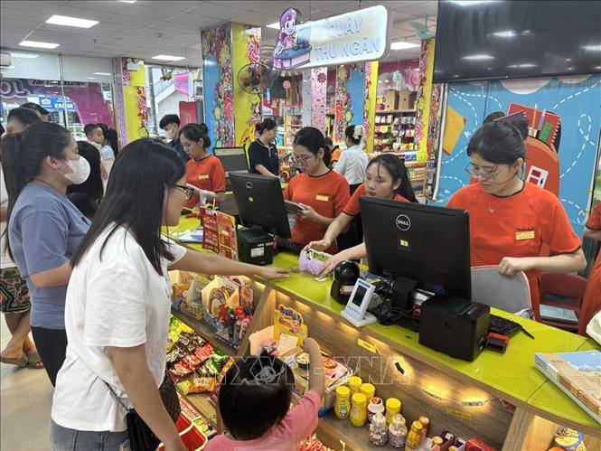 Càng gần đến năm học mới, số lượng người đi mua sắm văn phòng phẩm ngày càng nhiều. Ảnh: Quốc Lũy - TTXVN