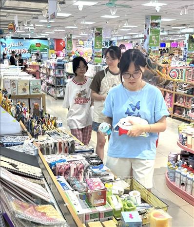 Các sản phẩm trong nước thu hút người tiêu dùng. Ảnh: Quốc Lũy - TTXVN