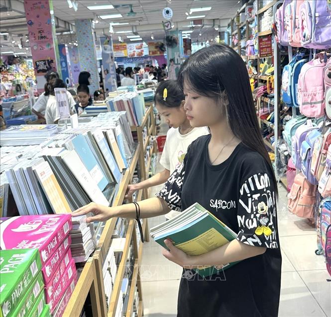 Vở của các nhà sản xuất trong nước luôn được học sinh lựa chọn bởi chất lượng đảm bảo. Ảnh: Quốc Lũy - TTXVN