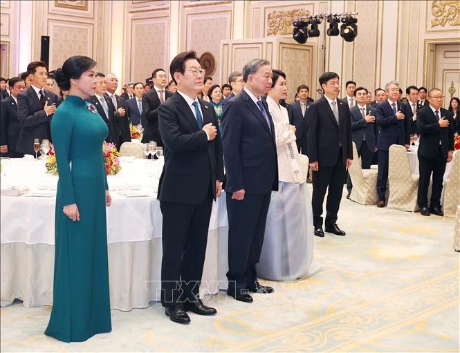 Tổng Bí thư Tô Lâm  và Phu nhân cùng Tổng thống Hàn Quốc Lee Jae Myung và Phu nhân thực hiện nghi lễ chào cờ. Ảnh: Thống Nhất – TTXVN