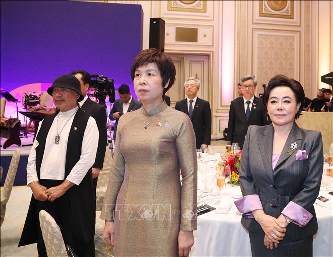 Các đại biểu thực hiện nghi lễ chào cờ. Ảnh: Thống Nhất – TTXVN