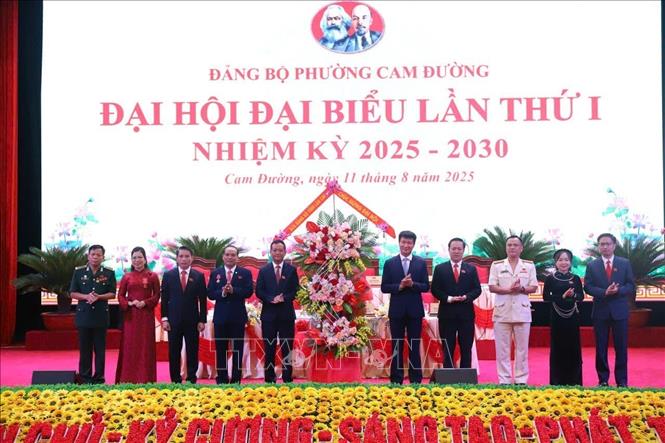 Đồng chí Trần Huy Tuấn, Phó Bí thư Tỉnh ủy, Chủ tịch Ủy ban nhân dân tỉnh Lào Cai tặng hoa chúc mừng Đại hội. Ảnh: Hương Thu - TTXVN