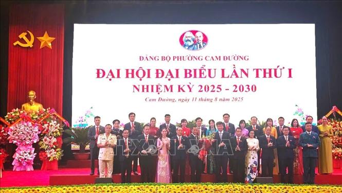 Đồng chí Trần Huy Tuấn, Phó Bí thư Tỉnh ủy, Chủ tịch Ủy ban nhân dân tỉnh Lào Cai tặng hoa chúc mừng Ban Chấp hành Đảng bộ phường Cam Đường nhiệm kỳ 2025 - 2030 Ảnh: Hương Thu - TTXVN