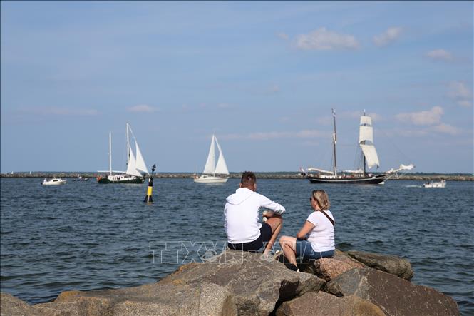 Cảng Warnemünde, một trong những địa điểm diễn ra Lễ hội Hanse Sail 2025. Ảnh: Thu Hằng - PV TTXVN tại Đức