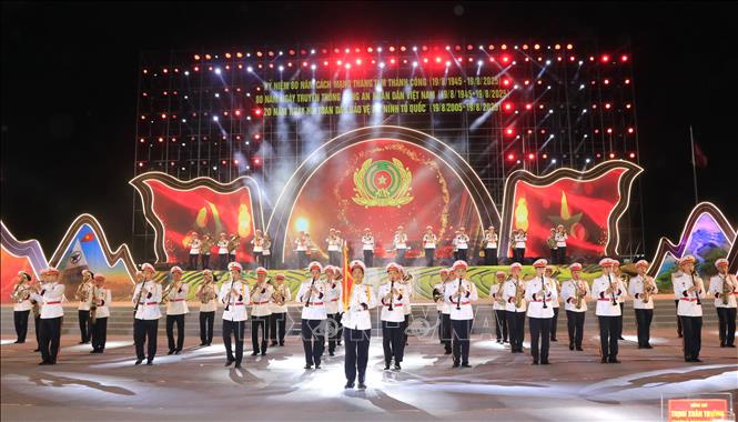 Công an tỉnh Lào Cai diễu hành biểu dương lực lượng. Ảnh: Đinh Thùy - TTXVN