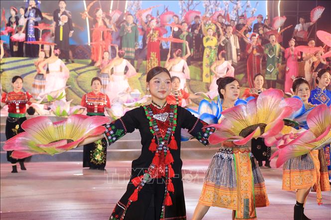 Chương trình nghệ thuật đặc biệt gồm 3 chương, quy tụ hơn 1.000 diễn viên chuyên nghiệp và quần chúng. Ảnh: Đinh Thùy - TTXVN
