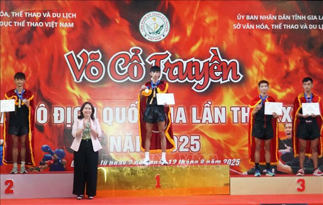 Ban Tổ chức trao thưởng cho các vận động viên đạt giải. Ảnh: Trịnh Bang Nhiệm - TTXVN