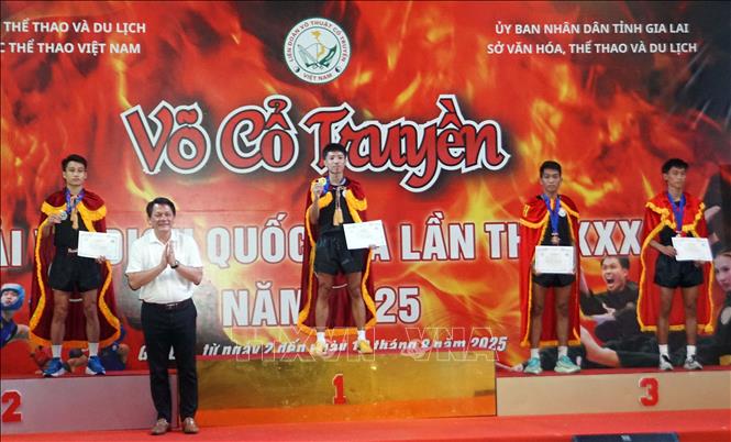 Ban Tổ chức trao thưởng cho các vận động viên đạt giải. Ảnh: Trịnh Bang Nhiệm - TTXVN