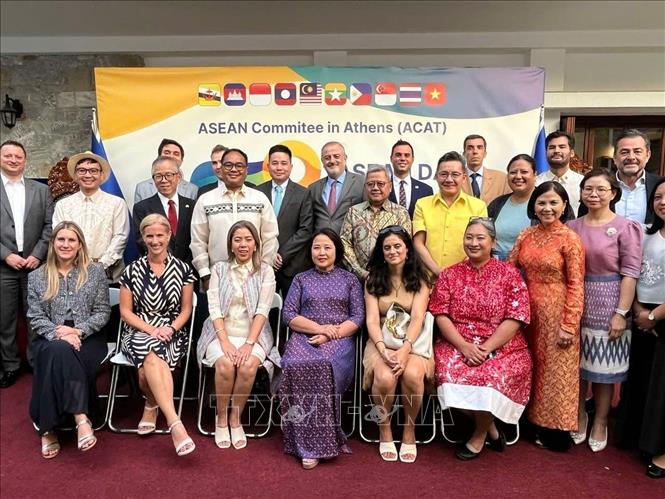 Gia đình ASEAN tại sự kiện ngày ASEAN. Ảnh: ĐSQ Việt Nam tại Hy Lạp cung cấp