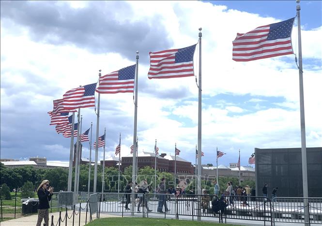 Du khách tham quan Tháp Bút chì tại trung tâm thủ đô Washington. Ảnh: Ngọc Quang, PV TTXVN tại Mỹ