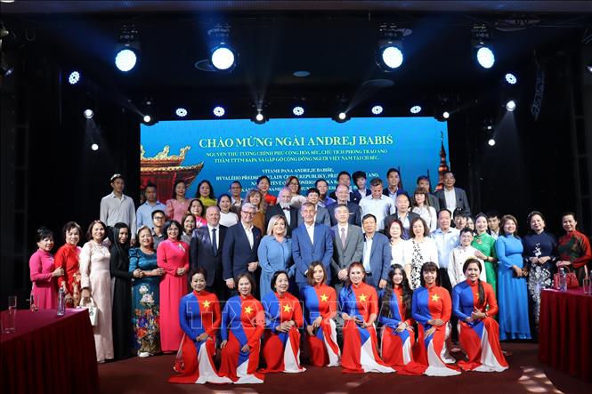 Nguyên Thủ tướng Séc, Chủ tịch Phong trào ANO Andrej Babiš cùng Ban Lãnh đạo ANO chụp ảnh cùng bà con người Việt tại trung tâm sự kiện Hoàng Thành - Trung tâm Thương mại SAPA. Ảnh: Việt Dũng - PV TTXVN tại Séc
