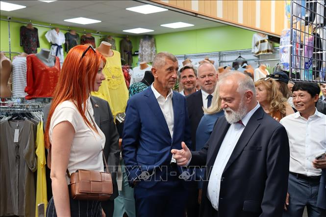 Ông Andrej Babiš (giữa) và Đại sứ Cộng hòa Séc tại Việt Nam Hynek Kmoníček tới thăm Trung tâm Thương mại SAPA cùng ban lãnh đạo ANO. Ảnh: Việt Dũng - PV TTXVN tại Séc
