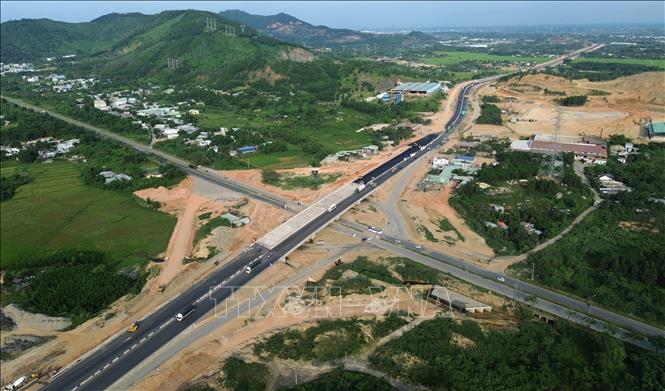 Nút giao đường Hoàng Văn Thái được thiết kế lối ra/vào cao tốc và cầu vượt. Ảnh: Quốc Khánh - TTXVN