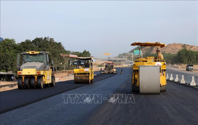 Không khí lao động khẩn trương trên tuyên cao tốc Hoà Liên - Tuý Loan để kịp thông xe tuyến chính dịp kỷ niệm 19/8. Ảnh: Quốc Khánh - TTXVN