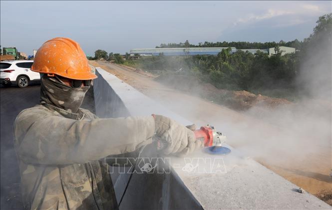 Những hạng mục cuối cùng được nhà thầu thi công khẩn trương trước ngày thông xe. Ảnh: Quốc Khánh - TTXVN