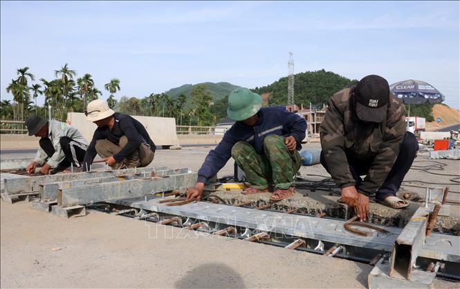 Công nhân thi công khe co giãn, những hạng mục cuối cùng trước ngày thông xe. Ảnh: Quốc Khánh - TTXVN