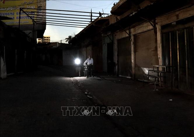 Bóng tối bao trùm đường phố tại Baghdad, Iraq, do mất điện ngày 11/8/2025. Ảnh: THX/TTXVN