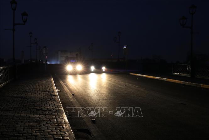 Bóng tối bao trùm đường phố tại Baghdad, Iraq, do mất điện ngày 11/8/2025. Ảnh: THX/TTXVN