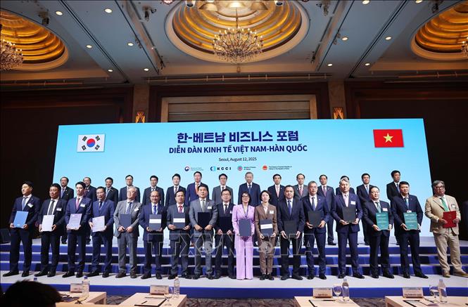 Tổng Bí thư Tô Lâm và Thủ tướng Hàn Quốc Kim Min Seok chứng kiến các đơn vị, doanh nghiệp trao thoả thuận hợp tác. Ảnh: Thống Nhất – TTXVN