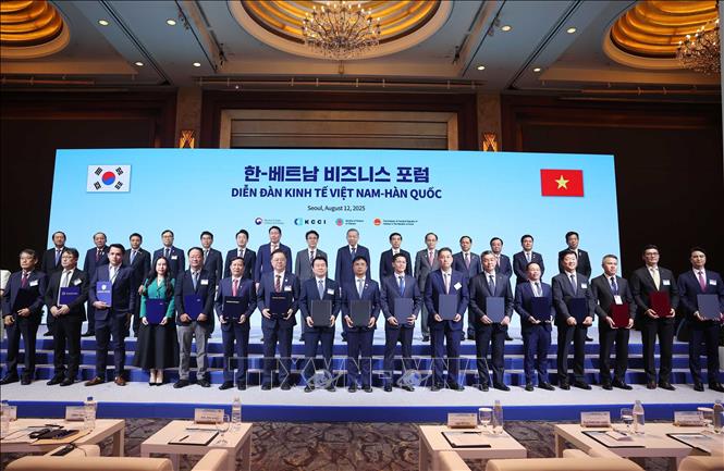 Tổng Bí thư Tô Lâm và Thủ tướng Hàn Quốc Kim Min Seok chứng kiến các đơn vị, doanh nghiệp trao thoả thuận hợp tác. Ảnh: Thống Nhất – TTXVN
