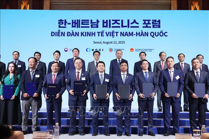 Tổng Bí thư Tô Lâm và Thủ tướng Hàn Quốc Kim Min Seok chứng kiến các đơn vị, doanh nghiệp trao thoả thuận hợp tác. Ảnh: Thống Nhất – TTXVN