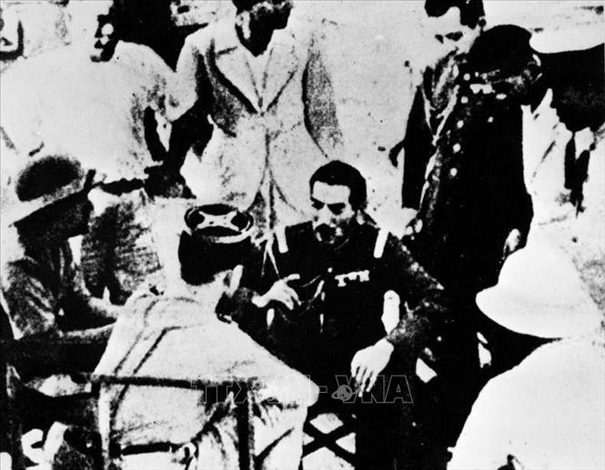 Ngày 9/3/1945, Nhật đảo chính Pháp, độc chiếm Đông Dương, Ban Thường vụ Trung ương Đảng ra chỉ thị “Nhật - Pháp bắn nhau và hành động của chúng ta”. Thực hiện Chỉ thị, một cao trào cách mạng đã xuất hiện ở nhiều nơi; khu giải phóng Việt Bắc gồm 6 tỉnh được thành lập kêu gọi đồng bào dũng cảm tiến lên dưới ngọn cờ của Việt Minh hãy “đem sức ta mà tự giải phóng cho ta”. Trong ảnh: Quân Nhật chiếm các cơ sở quân sự của Pháp ở Hà Nội. Ảnh: TTXVN