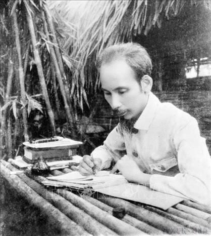 Chủ tịch Hồ Chí Minh làm việc tại Chiến khu Việt Bắc trong thời kỳ kháng chiến chống thực dân Pháp. Ảnh: Tư liệu TTXVN
