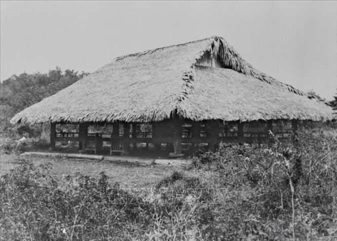 Đình Tân Trào, huyện Sơn Dương (Tuyên Quang), nơi diễn ra Đại hội Quốc dân do Việt Minh triệu tập, ngày 16/8/1945, thông qua “10 chính sách lớn của Việt Minh”; thông qua “Lệnh tổng khởi nghĩa”; quy định quốc kỳ, quốc ca; thành lập Ủy ban Dân tộc giải phóng Trung ương, tức Chính phủ Lâm thời do đồng chí Hồ Chí Minh làm Chủ tịch. Ảnh: Tư liệu TTXVN